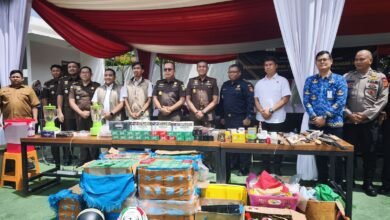 Lindungi Masyarakat dari Peredaran Barang Berbahaya, Kejari Samarinda Musnahkan Barang Bukti 60 Kasus