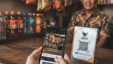 Ilustrasi Menggunakan QRIS untuk Bayar di Warung